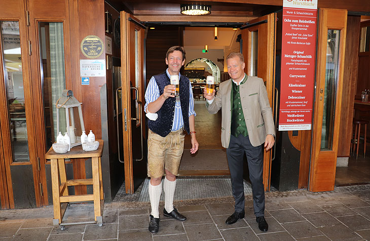der neue Donisl Wirt Peter Reichert mit Hacker-Pschorr Chef Andreas Steinfatt (©Foto: Martin Schitz)